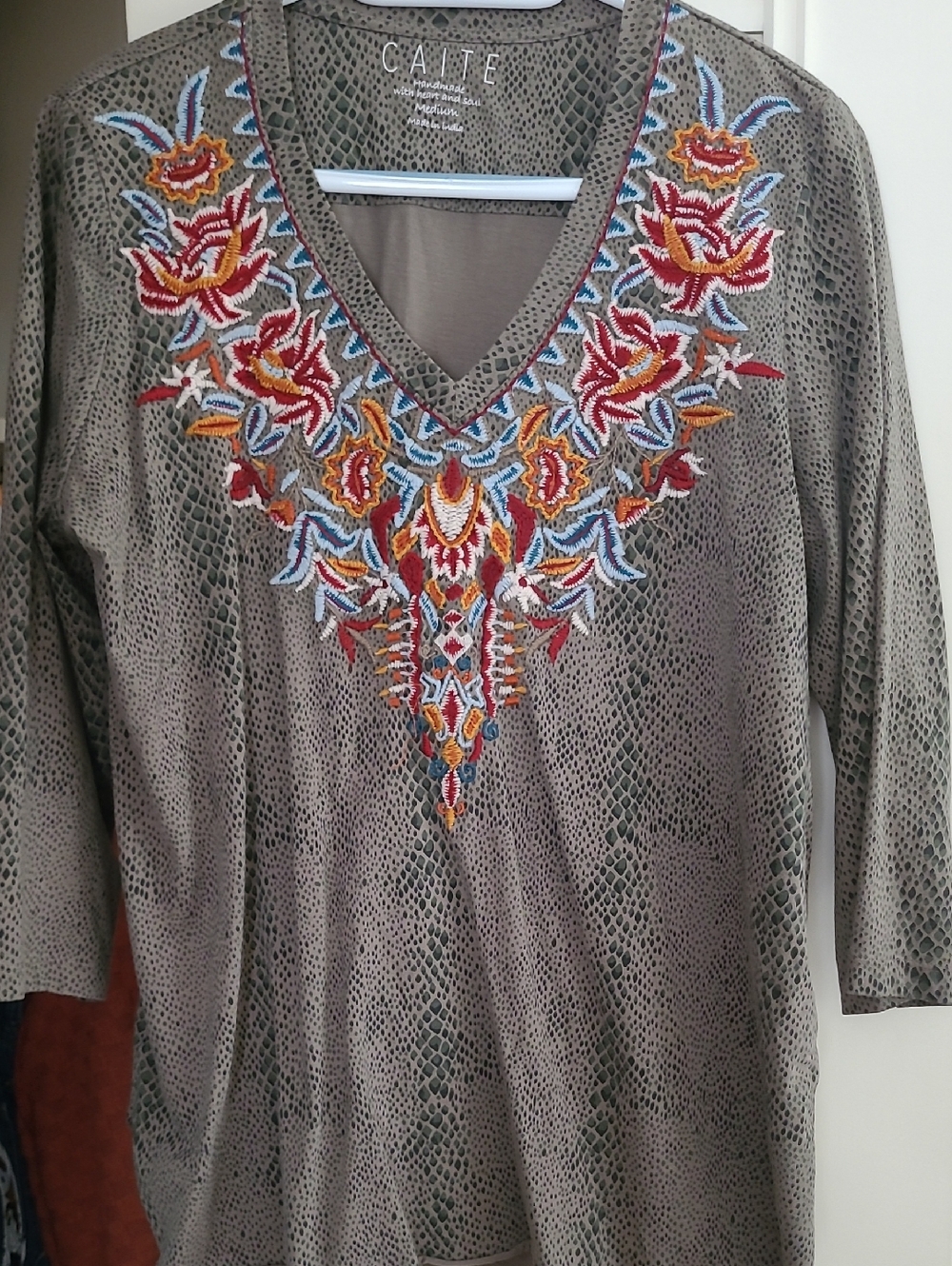 Caite Olive Green Embroidered V-Neck Top Size M LIKE NEW Ptp 21